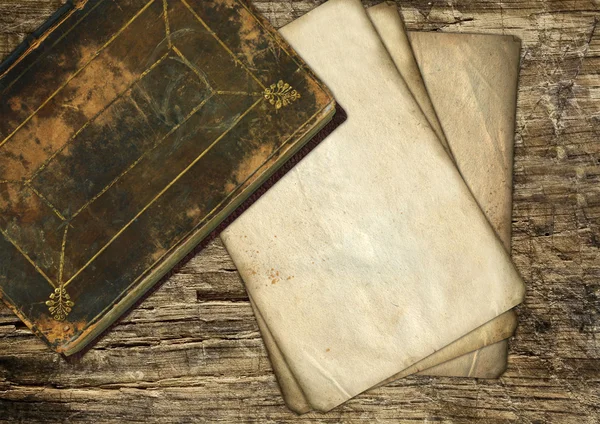 复古旧纸和在木材上的书 — 图库照片