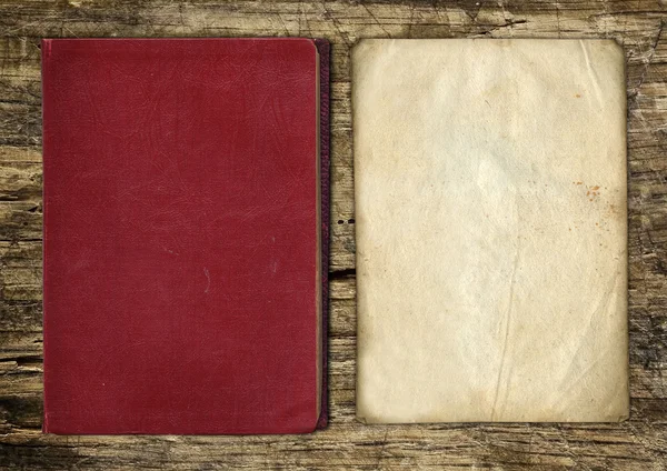 Vintage viejo papel y libro sobre madera —  Fotos de Stock