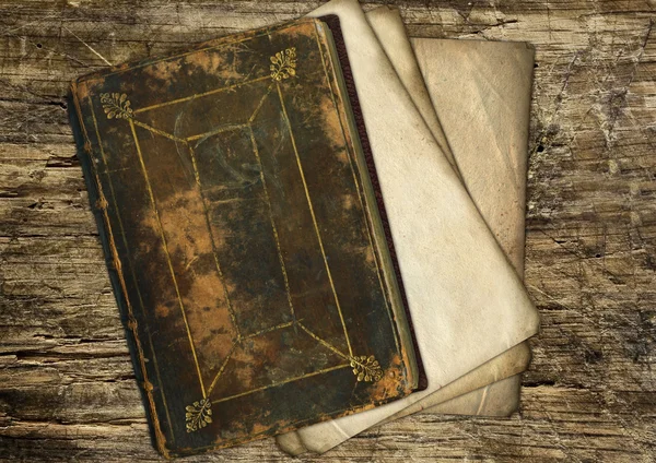 Altes Papier und Buch auf Holz — Stockfoto