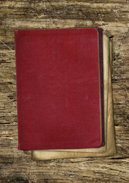 Vintage viejo papel y libro sobre madera — Foto de Stock