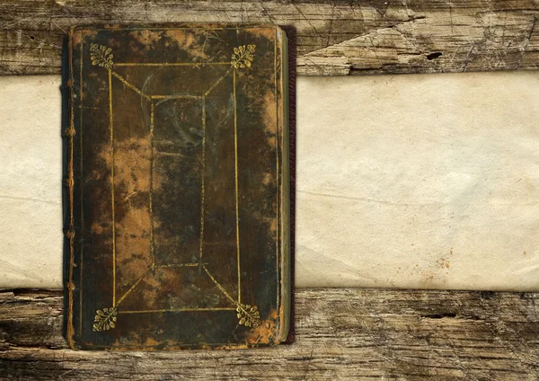 Altes Papier und Buch auf Holz — Stockfoto