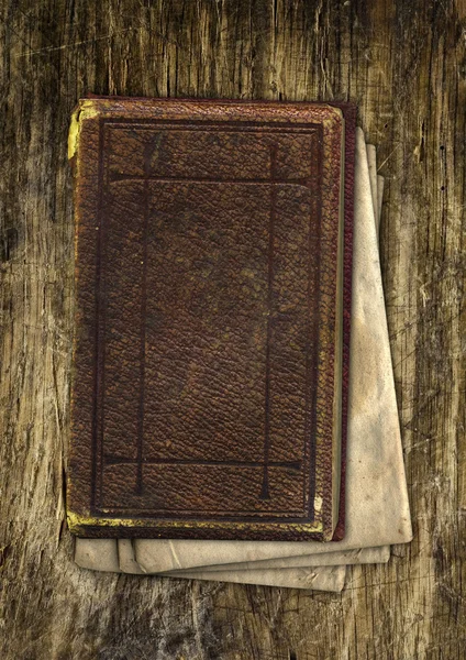Старовинний старий папір і книга на дереві Стокове Зображення
