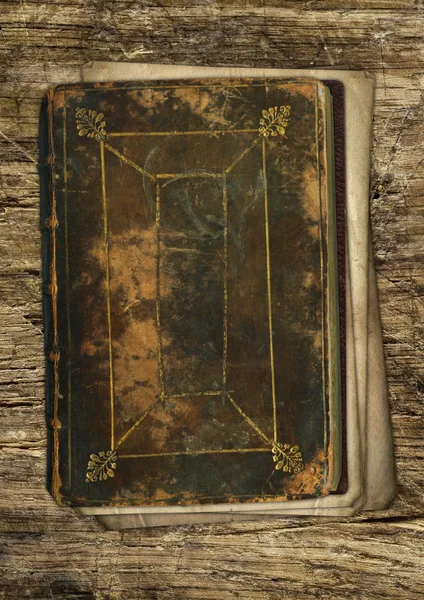 Старовинний старий папір і книга на дереві Стокове Фото