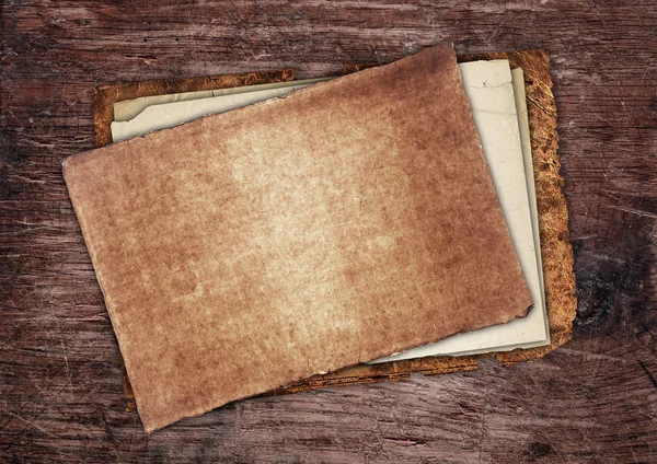 Vintage papier op hout — Stockfoto