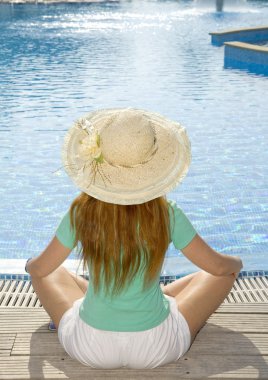 Hasır Şapkalı bir kadın