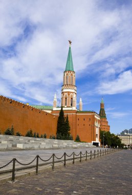 Moskova, Kremlin duvarı ve Kremlin.