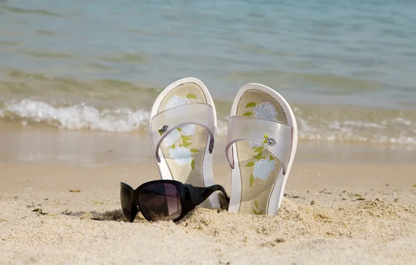 Unglasses and beach slippers — Stock Photo, Image