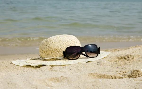 Sunglasses and straw hat — Stock Photo, Image
