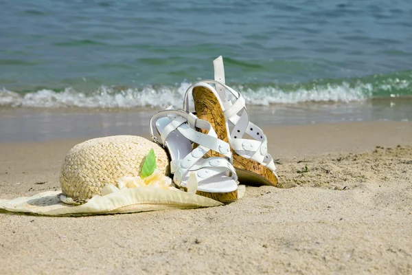Соломенная шляпа и сандалии — стоковое фото