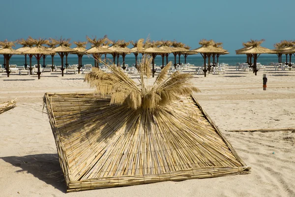 Spiaggia deserta e ombrelloni — Foto Stock