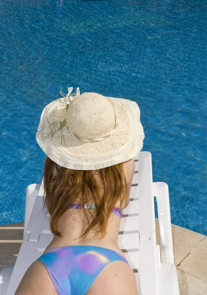 Mulher de chapéu de palha na piscina — Fotografia de Stock