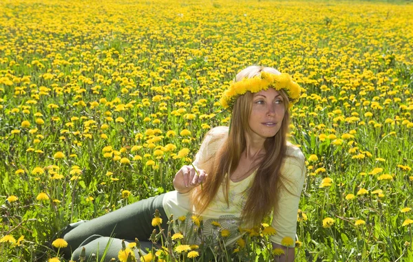 タンポポの花輪で若い女性 — ストック写真
