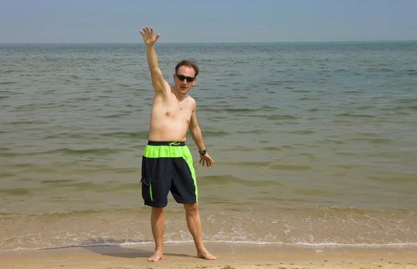私は海の海岸に男します。 — ストック写真