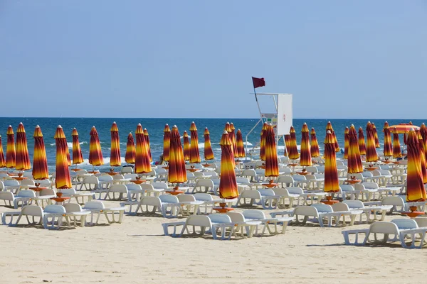 Praia deserta e guarda-chuvas de praia — Fotografia de Stock
