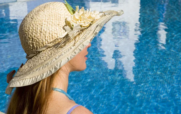 Woman in straw hat at pool — Stock Photo, Image