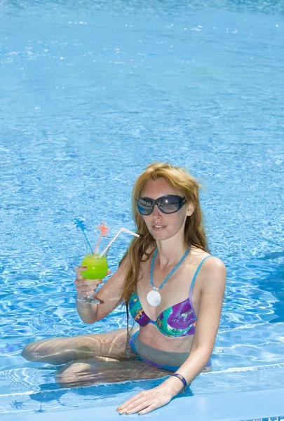 Woman sits with glass of cocktail — Stock Photo, Image