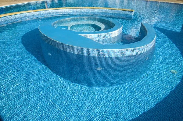 Leeres Schwimmbad heller Sonnentag — Stockfoto