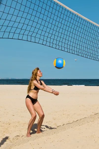 Mulher joga no vôlei de praia — Fotografia de Stock