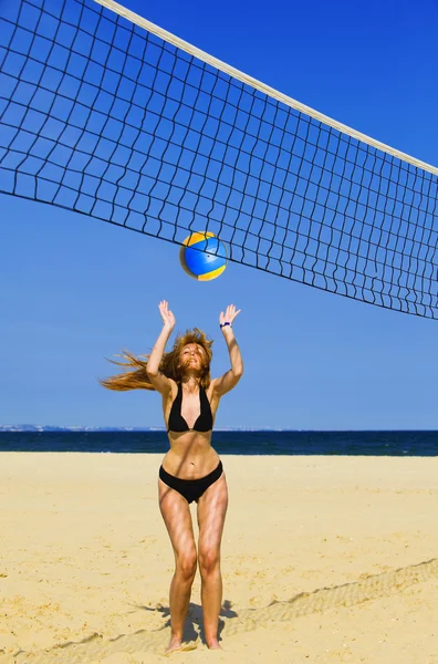 Жінка грає у пляжному волейболі — стокове фото