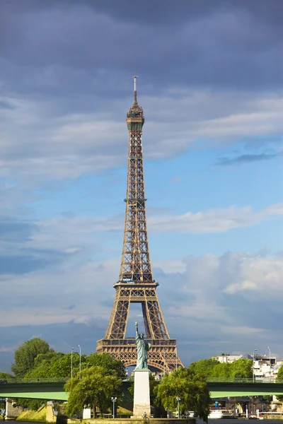 Eiffel-torony és a Szabadság-szobor — Stock Fotó