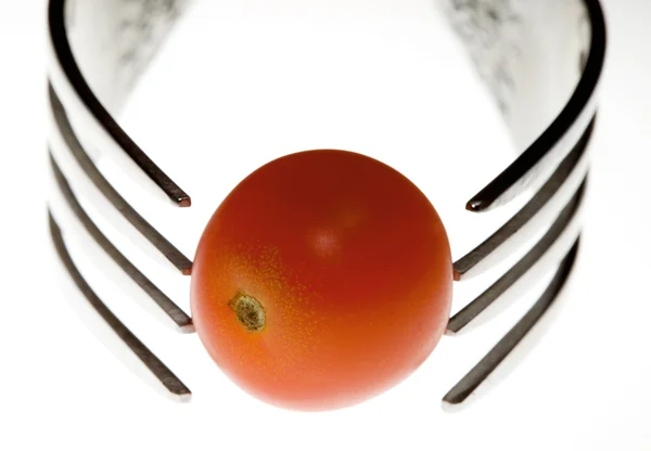 Twee stekkers en één tomaat kersen — Stockfoto