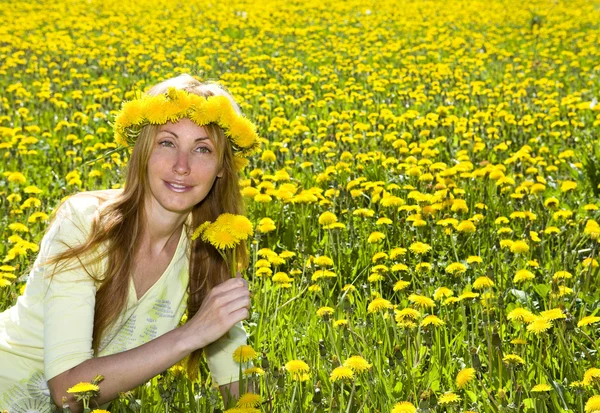 Dandelionsh の花輪で若い女性 — ストック写真