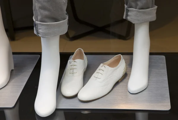 Нога манекен и белые сапоги — стоковое фото
