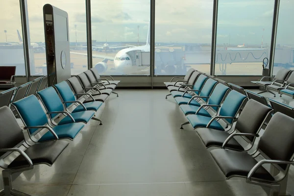 Sillones vacíos en el aeropuerto y el avión — Foto de Stock