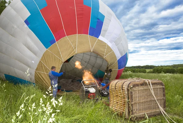 Ballon opblazen voor vlucht — Stockfoto