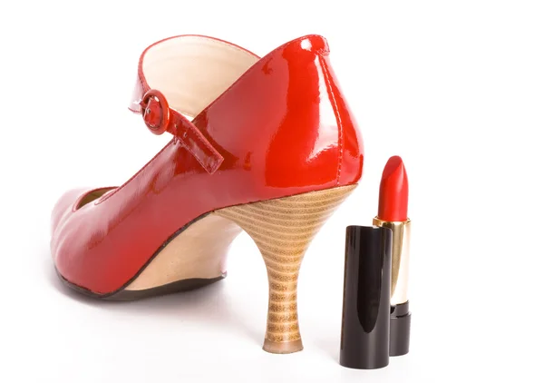 Обувь на высоком каблуке с помадой — стоковое фото