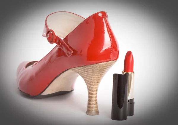 Cipők a magas sarok és a rúzs — Stock Fotó