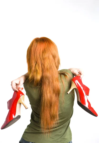 Женщина в элегантной красной обуви — стоковое фото