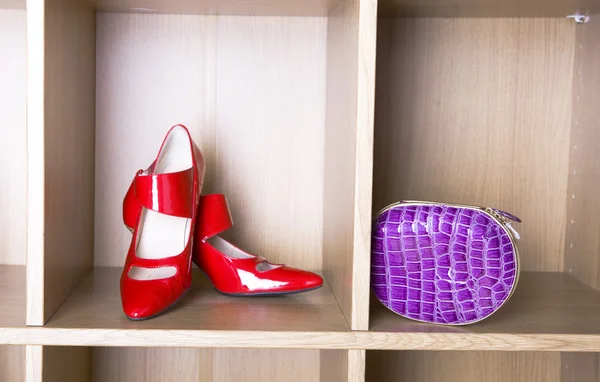 Sapatos em salto alto e uma bolsa — Fotografia de Stock