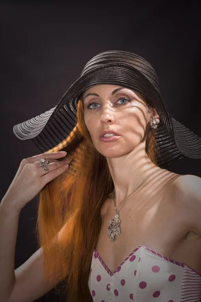 Frau mit schwarzem Hut — Stockfoto
