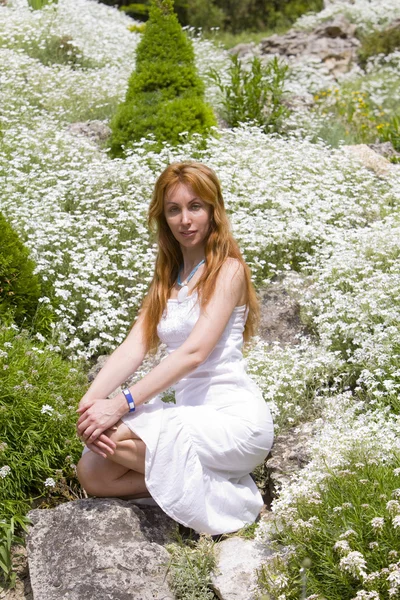 Kadın beyaz çiçekler arasında — Stok fotoğraf