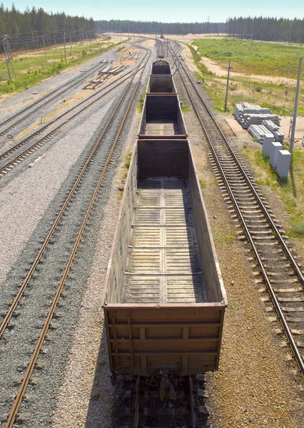 Schienen und Güterwagen — Stockfoto