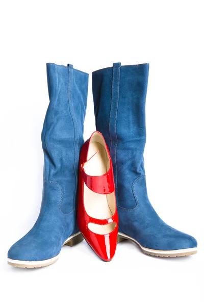 蓝色靴子和双红鞋 — 图库照片