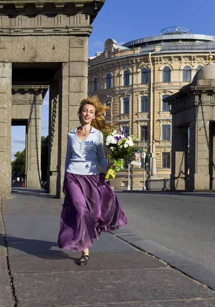Woman runs with Bouquet — Stock Photo, Image