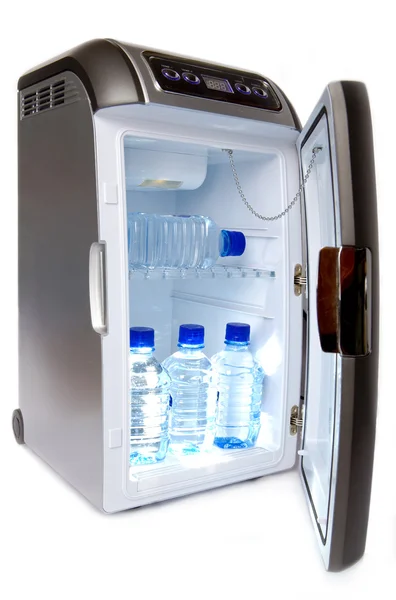 Kylskåp med flaskor vatten — Stockfoto