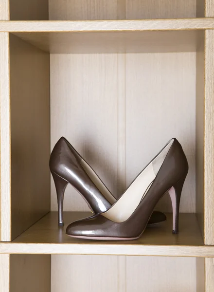 Nieuwe elegante schoenen met hoge hakken. — Stockfoto