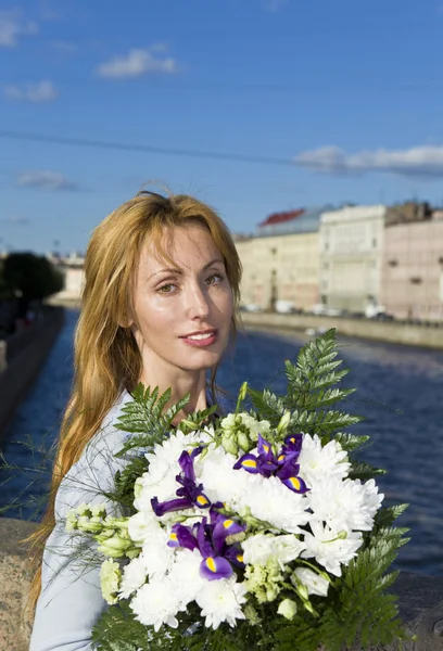 Woman runs with Bouquet — Stock Photo, Image