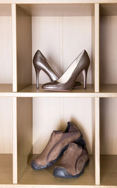 Schuhe an Absatz und Herrenstiefel — Stockfoto