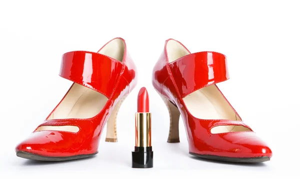 Rode schoenen en rode lippenstift — Stockfoto