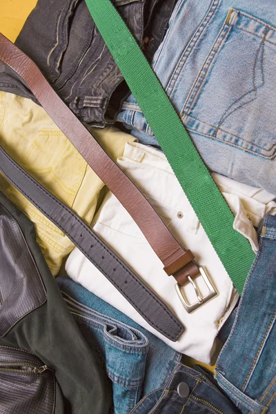 Jeans et ceintures couleur — Photo