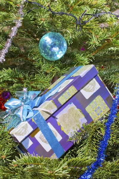 Новогодний бал и подарочная коробка — стоковое фото