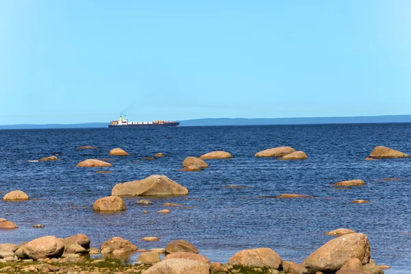 Water landschap met schip — Stockfoto
