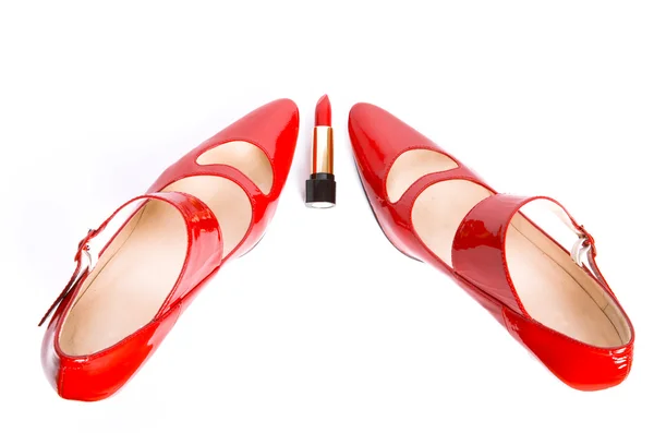 Chaussures sur un talon haut et rouge à lèvres — Photo