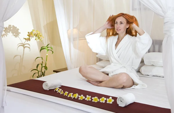 Ev giysileri bir yatakta kadın — Stok fotoğraf