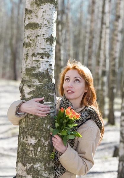 The girl with a bouquet of roses — Stock Photo, Image