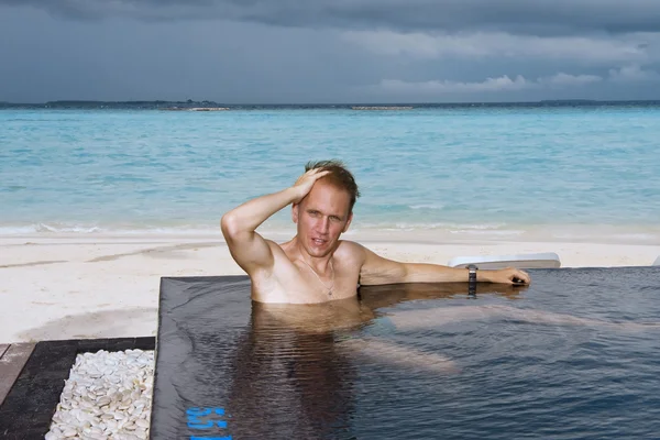 Man in het zwembad — Stockfoto